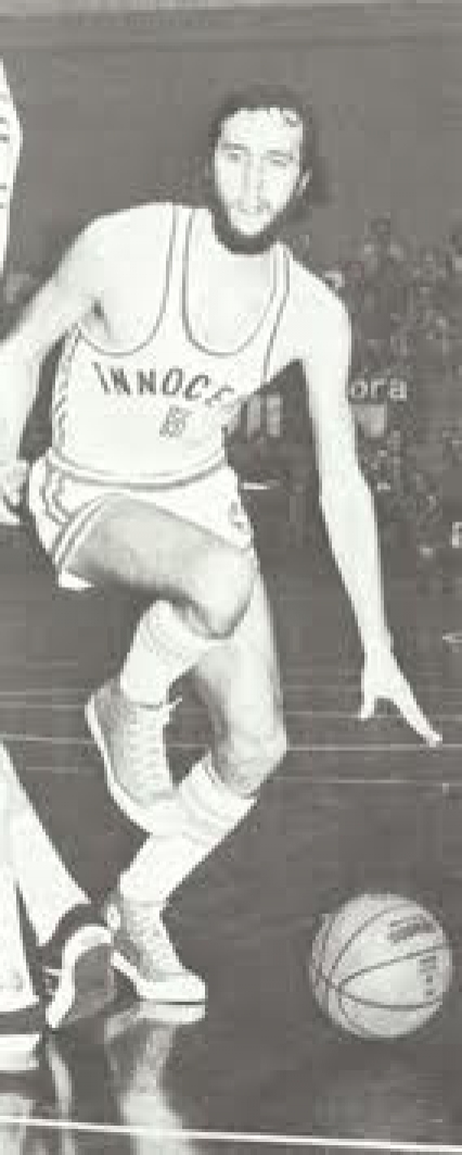 Iellini con la maglia della Innocenti durante un'azione di gioco